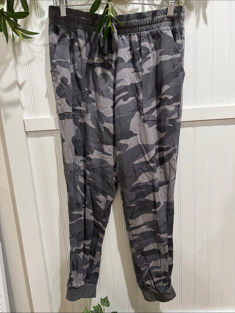 #453 SPLENDID Shades of Gray Camo Jogger Pants M